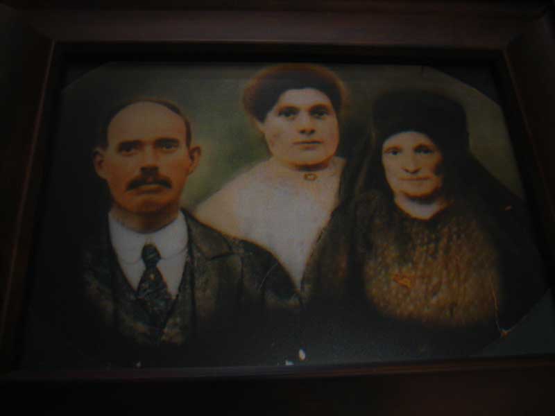 Picture of Mary Alamo in the middle, with her husband, Dominic, on left and her mother on right